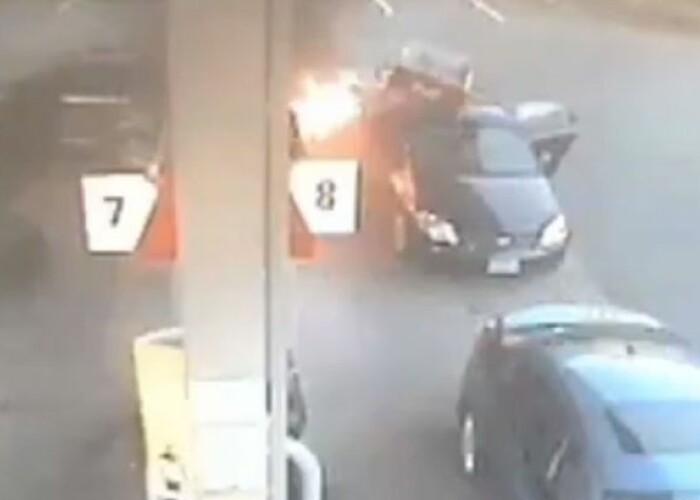 Momentul in care o femeie sare sa scoata copiii dintr-o masina la un pas sa explodeze! Ce s-a intamplat intr-o benzinarie