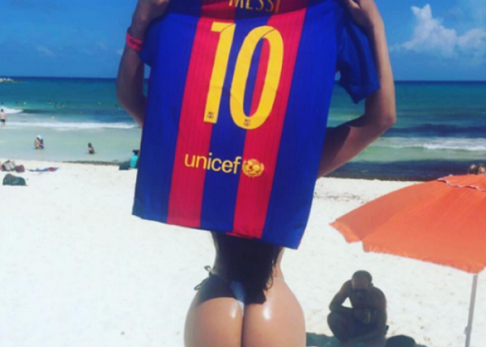 Messi nu poate scapa de bomba sexy care il urmareste la fiecare pas: Te rog sa imi dai unblock pe net :))