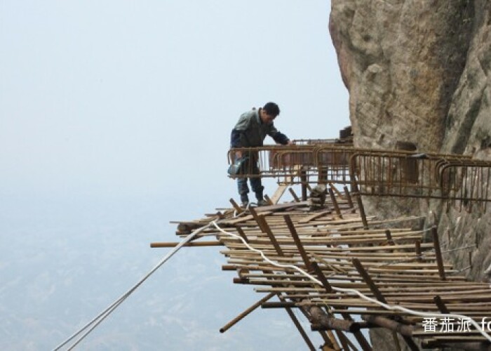 Ce fac oamenii cu cel mai inspaimantator job din lume! GALERIE FOTO