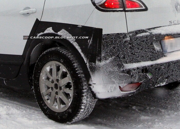 Renault pregateste un crossover nou: Primele fotografii spion cu un nou model care va sta cel mai probabil intre Sandero Stepway si Duster