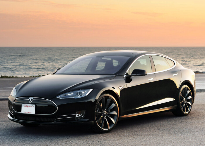 Un model Tesla S in valoare de 100.000 de dolari a fost vandut pentru 91,4 bitcoini: