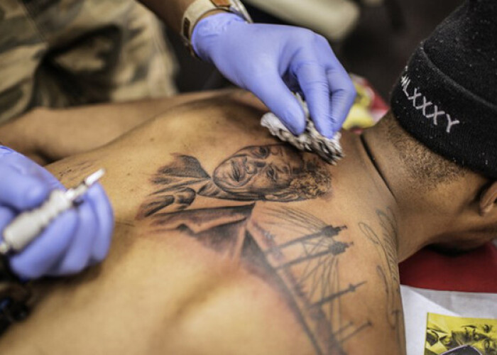 Nelson Mandela lives on my skin Cat de raspandite sunt tatuajele cu Mandela la un an dupa moartea sa! FOTO
