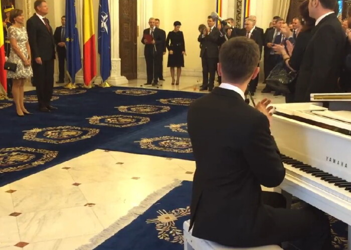 Tanarul care a cantat imnul in gara din Amsterdam a interpretat din nou Desteapta-te, romane! la Cotroceni, la invitatia lui Klaus Iohannis! VIDEO