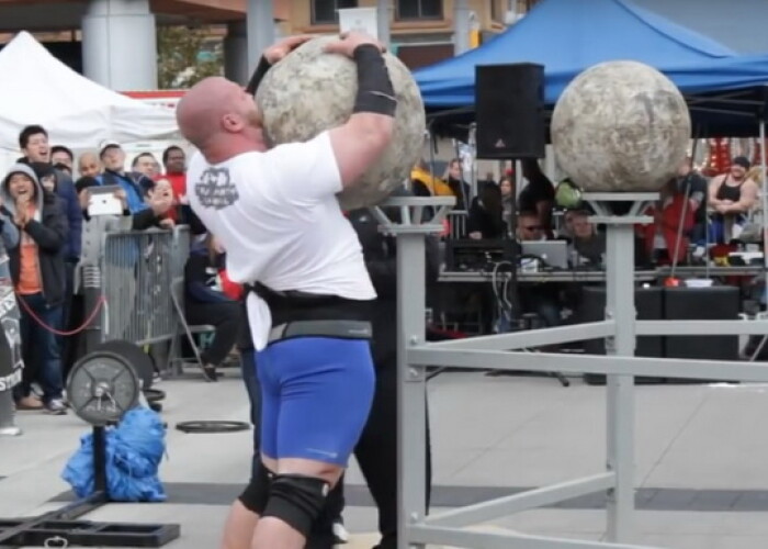 Un powerlifter a fost STRIVIT de un bolovan de 170 kg. Ce s-a intamplat la final e de necrezut. Vezi pe ce loc a terminat: