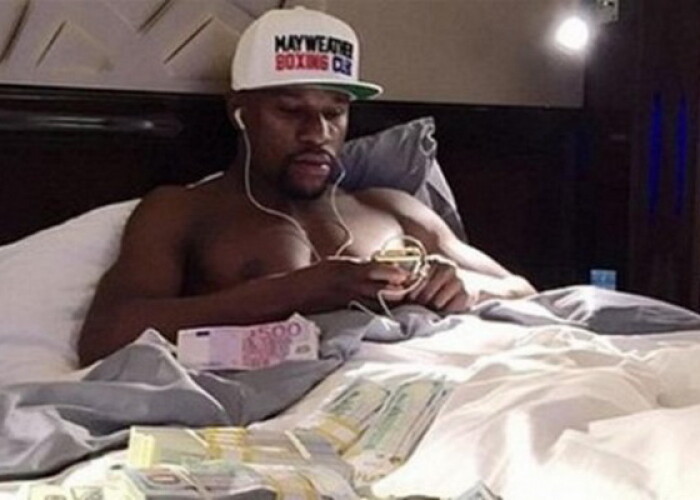 Cum isi cheltuie Mayweather milioanele dupa retragere! Pugilistul arunca banii pe bijuterii, masini si petreceri
