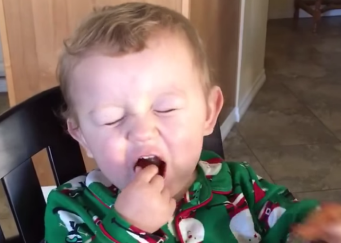 Prima dragoste si primul sarut nu se compara cu prima gura de...bacon :)) Reactia geniala a unui pusti: VIDEO