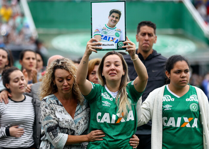 Imagini cutremuratoare. Sute de mii de oameni si-au luat adio de la jucatorii lui Chapecoense, in Brazilia, inainte ca acestia sa fie inmormantati