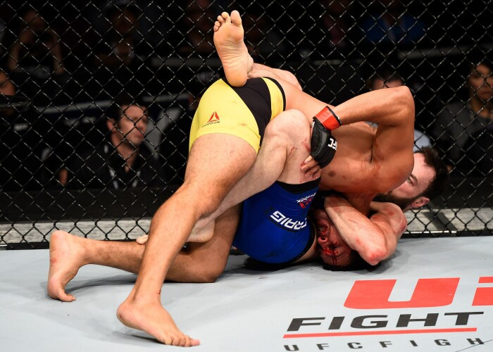 S-a lasat de fotbal si s-a apucat de lupte in MMA! Cum si-a distrus adversarul in primul meci din UFC
