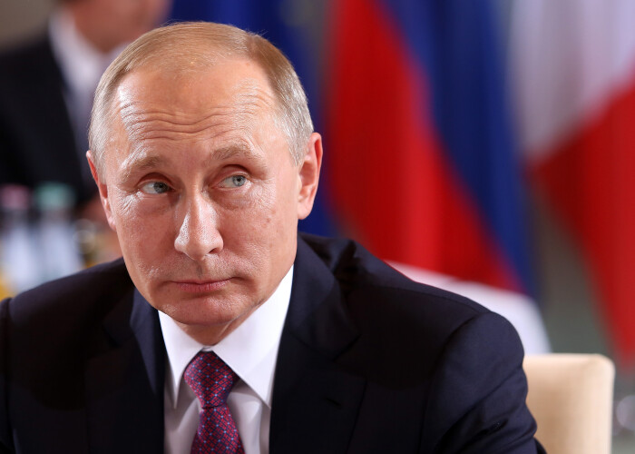 Imaginea anului! Cum a fost surprins soldatul care sta in dreapta lui Vladimir Putin