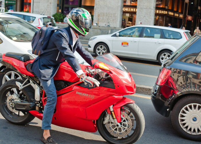 Excelul mi-a salvat ziua, iar motorul timpul liber: Cum se vede Bucureștiul de pe motor?