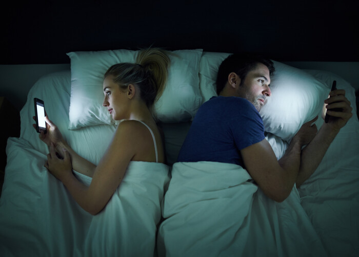 Cum îți dăunează smartphone-ul în relație și ce poți să faci