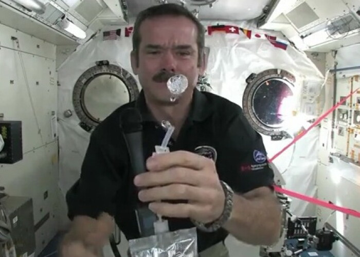Cum se spala pe maini astronautii in spatiu: VIDEO