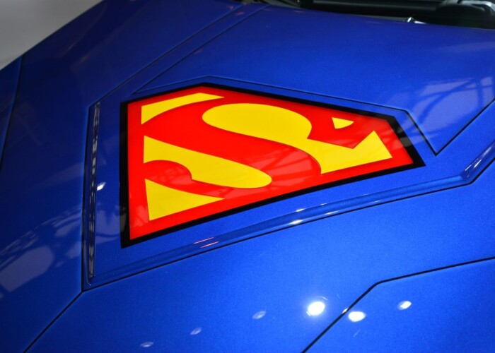 Nu e o pasare! Nici un avion! E masina lui…Superman!