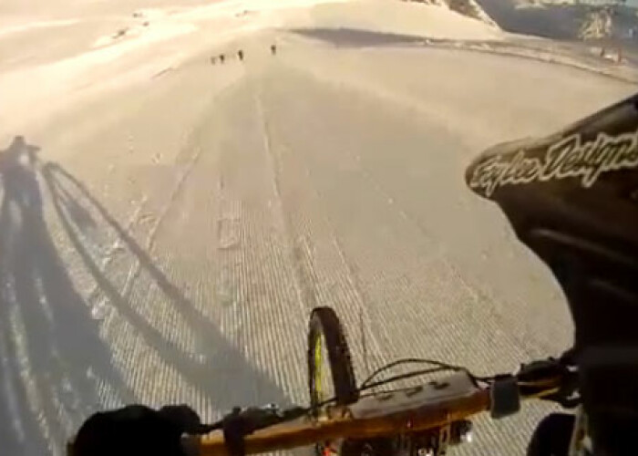 EXTREM: Cum se coboara 3,500 de metri din Alpi francezi, cu bicicleta, la 90 de km pe ora VIDEO