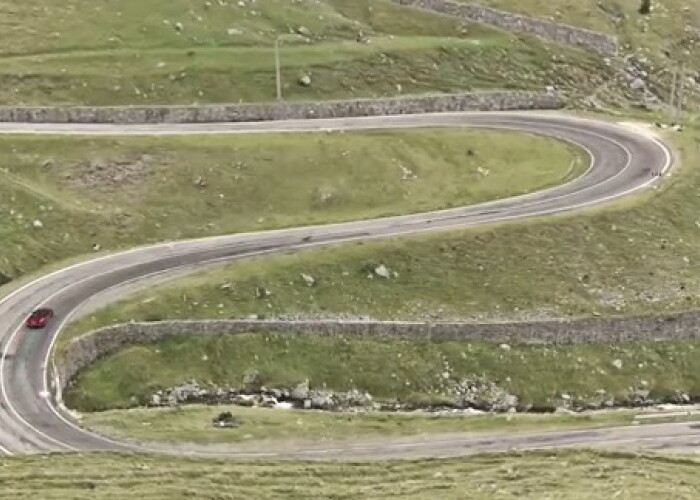 Absolut uluitor si A ajuns victima propriului succes ! Transfagarasanul si Transalpina, testate de o publicatie auto britanica! VIDEO