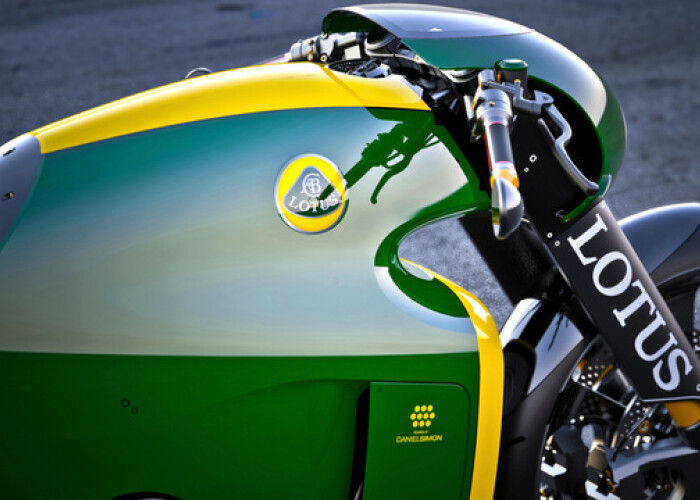 Lotus isi pune numele pe 2 roti: Omul din spatele Tron: Legacy deseneaza motocicleta. Doar 100 vor fi produse: FOTO