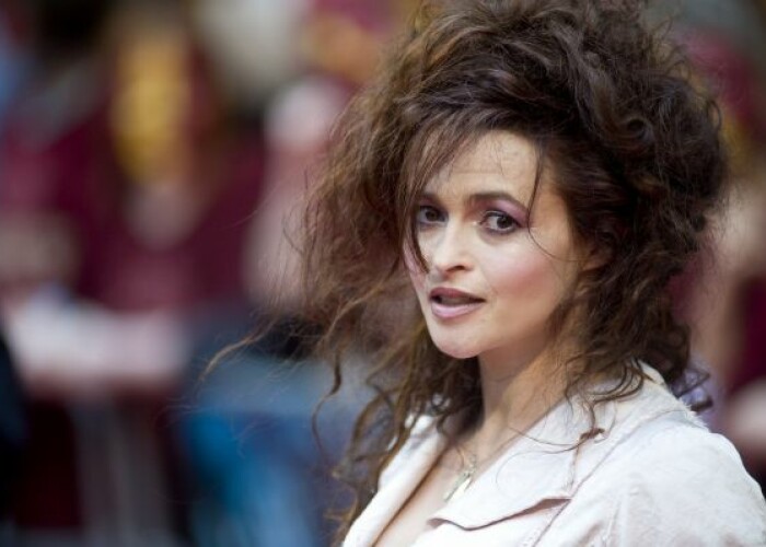 Helena Bonham Carter a pozat goala alaturi de un ton urias! VIDEO