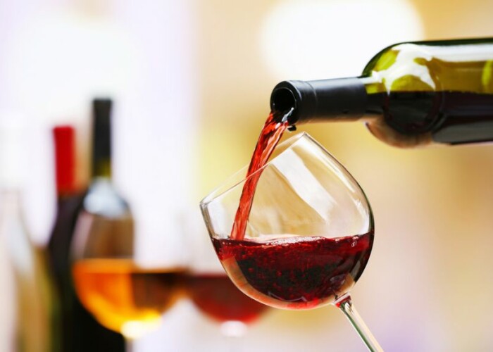Facebook ii poate face pe utilizatori sa-si doreasca un pahar cu alcool