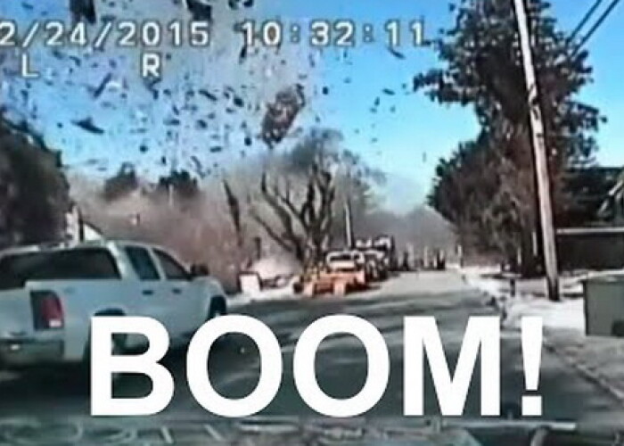 Momentul in care o casa explodeaza, surprins de camera de pe bordul unei masini. VIDEO