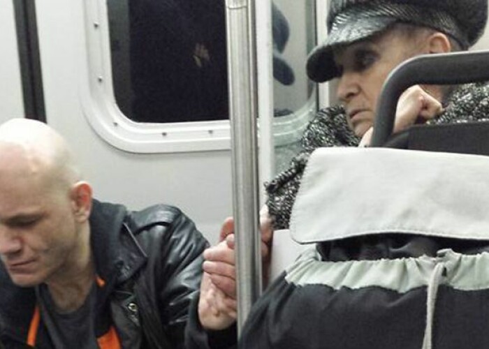 Faith in humanity: restored. O batranica le-a dat calatorilor dintr-un metrou o lectie, atunci cand a vazut un barbat cu probleme
