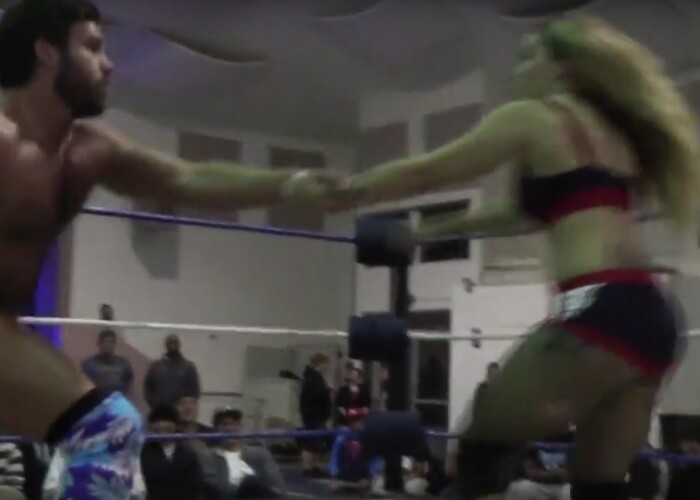 Cel mai nebun moment vazut vreodata in wrestling! A fost pus sa se lupte cu iubita lui! Ce a facut este incredibil