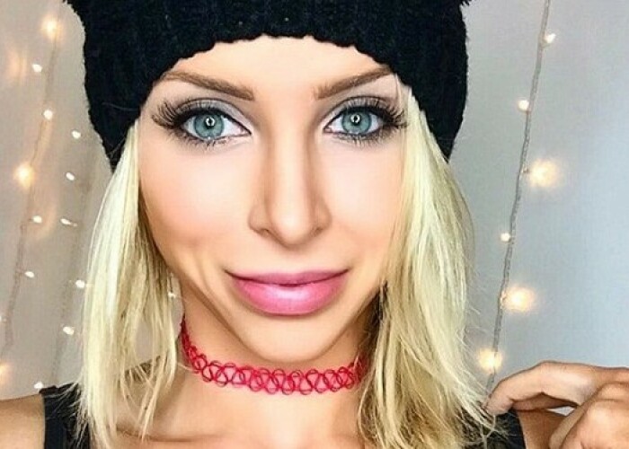 Are un master in marketing si a renuntat la slujba de birou pentru a deveni star porno. Motivul pentru care a facut asta