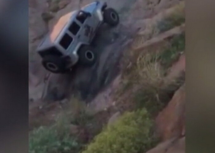 Trebuie sa vezi ca sa crezi ca asa ceva e posibil! Imaginile incredibile cu o masina 4x4 care aproape ca merge pe verticala! VIDEO