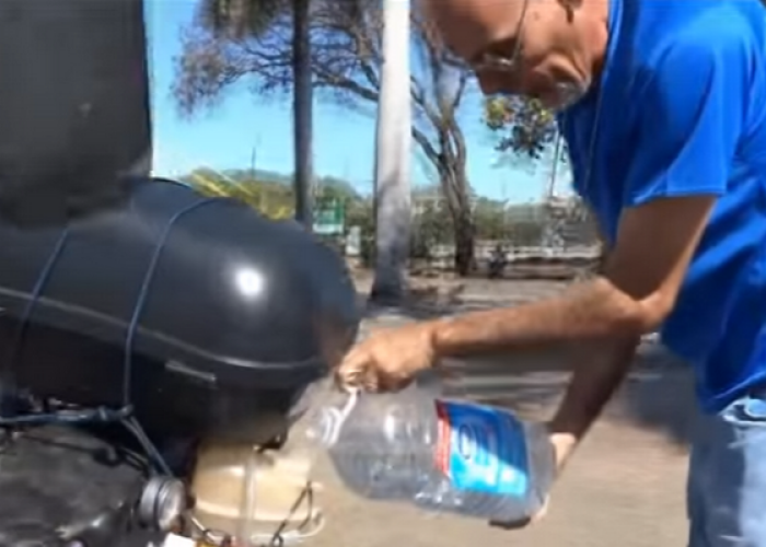 Si-a trecut motocicleta pe...apa si merge 500 de kilometri cu doar un litru