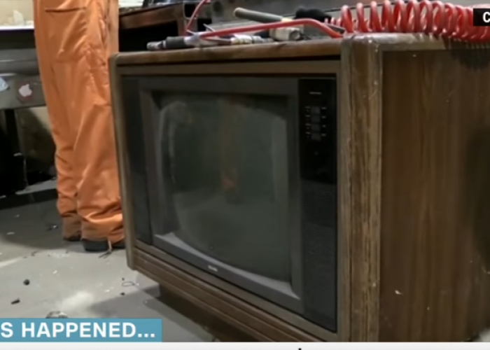 Comoara din televizor. Ce a gasit un barbat intr-un TV vechi de 30 de ani