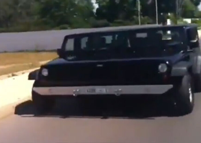 Ultima nebunie: Cum merge Jeepul de 4 metri latime pe sosea! VIDEO