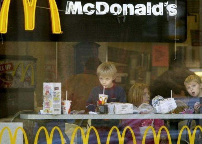 McDonald s renunta la jucariile din happy meal: Uite cu ce o sa fie inlocuite