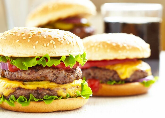 Cum esti pacalit de fiecare data fara sa stii: Ce trucuri folosesc restaurantele fast-food pentru a ne face sa mancam mai mult