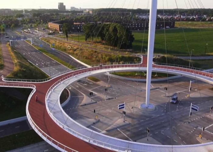 Asa arata tara cu autostrazi pentru ciclisti si un sens giratoriu suspendat pentru biciclete! VIDEO