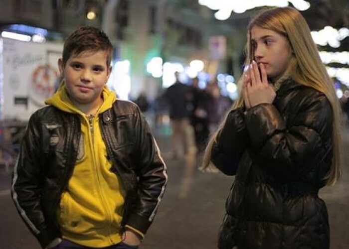 7.000.000 de oameni au vazut clipul: Ce se intampla cand baietii sunt rugati sa loveasca o fata! VIDEO