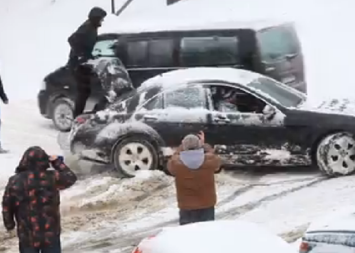 Cum si-a scos un sofer Mercedesul din zapada, in Sibiu. Toata lumea s-a oprit sa-l filmeze. VIDEO