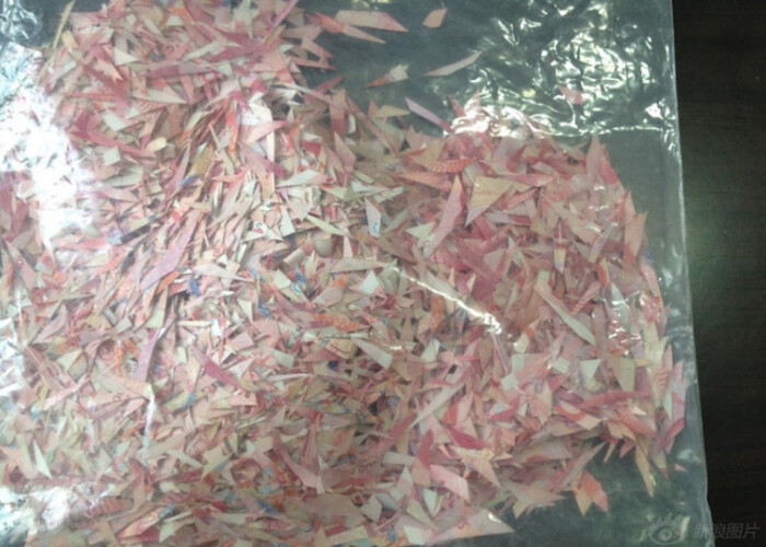 Au stat 3 luni de zile, 17 ore pe zi, ca sa lipeasca aceste hartii. Rezultatul final arata de ce erau atat de disperati