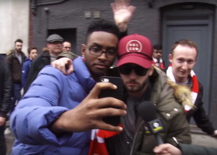 S-a dus la stadion si a pacalit zeci de fani ca e noua achizitie a lui Arsenal! Farsa dementiala pusa la cale de doi barbati