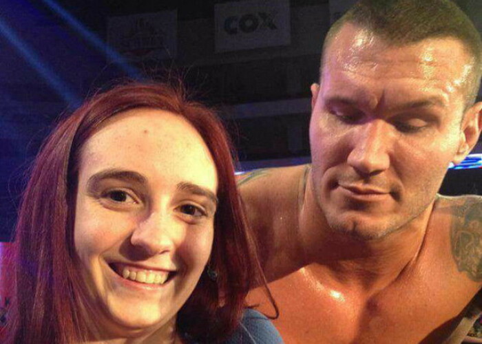 Il mai tii minte pe Randy Orton? A fost surprins intr-un moment jenant langa aceasta femeie! Ce facea