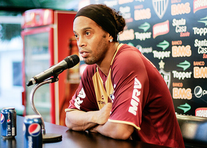 DETALIUL care a CONTAT ENORM: De ce a pierdut Ronaldinho contractul cu Coca Cola! FOTO