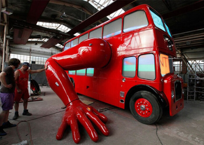 AUTOBUZUL londonez care face FLOTARI :) FOTO plus GIF