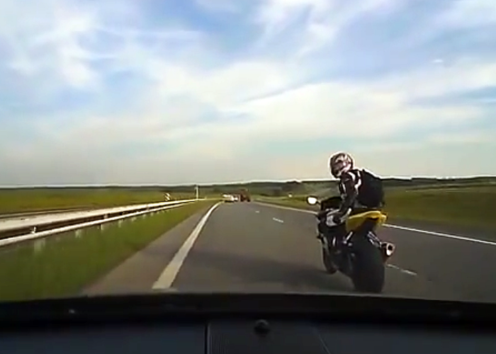 S-a crezut prea smecher! Vezi ce se intampla cand un motociclist se pune cu o masina! VIDEO