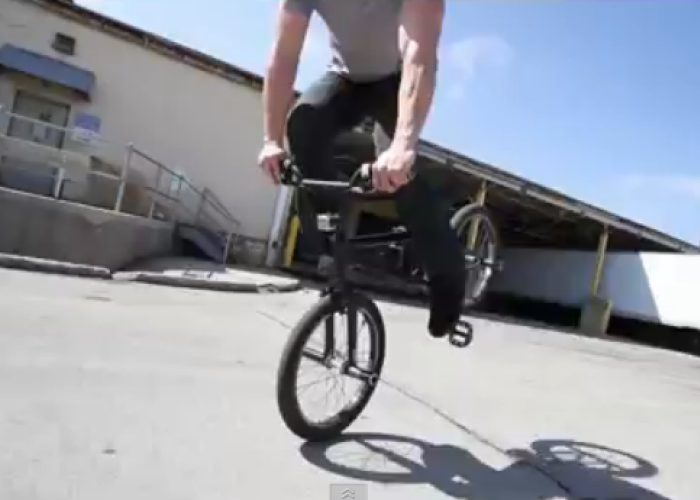 Trebuie sa te uiti la reluare sa vezi cum le-a facut: Uite ce poate baiatul asta sa faca doar cu o bicicleta: VIDEO
