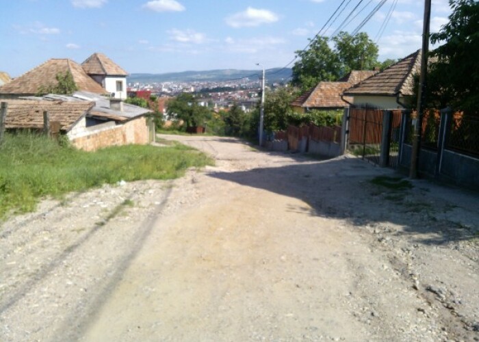 Strada nu este asfaltata insa are pagina de net! Se intampla in Romania: