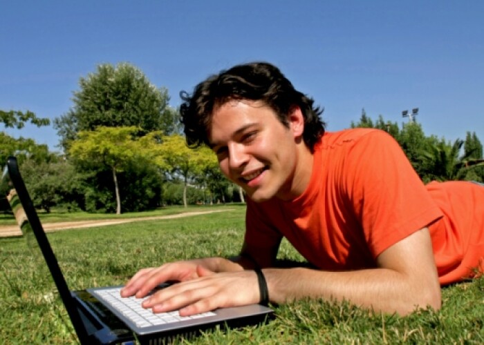 Femeile folosesc internetul intr-o mai mare masura decat barbatii! Ce cauta barbatii pe net: