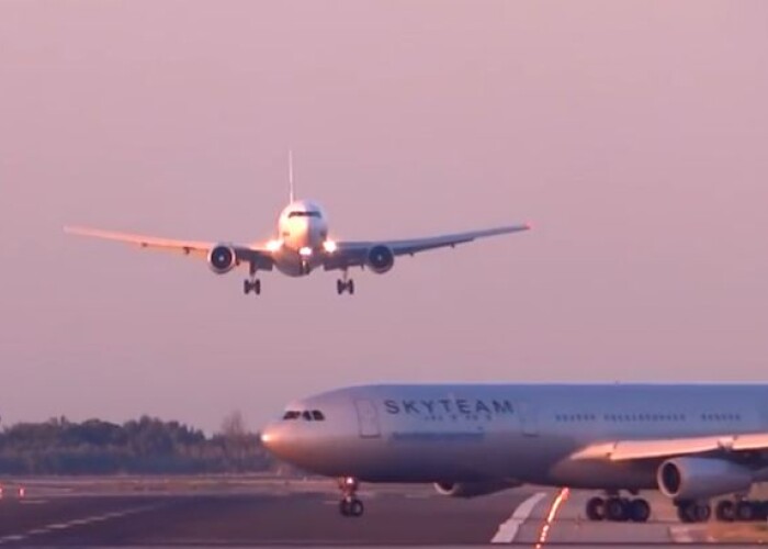 2 avioane au fost aproape de coliziune la decolarea de pe aeroportul din Barcelona: Evitarea unei catastrofe, surprinsa pe camera! VIDEO