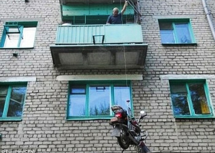 Se poate, si-a parcat motocicleta la etajul 3, in fata balconului: VIDEO
