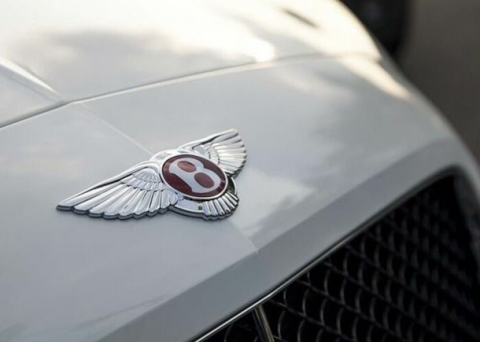 Imagini cu Bolidul Reginei . Inauntru e Disneyland . Cum arata primul SUV de la Bentley. VIDEO