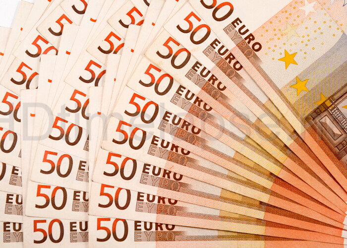 Orasul in care a plouat cu bani! Ce s-a intamplat cu trecatorii care au pus mana pe bancnote