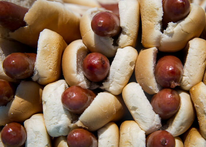 Cum arata barbatul care a mancat 70 de hot dogs in 10 minute