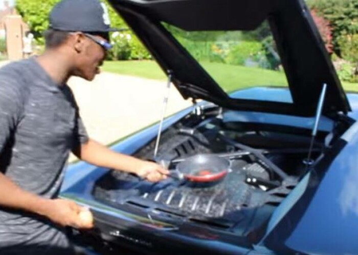 Peste 1 milion de oameni au vazut aceste imagini in doar cateva ore! Cum a facut acest barbat o omleta pe un Lamborghini